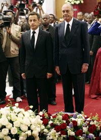 le président français, Nicolas Sarkozy (g) et l'ancien président français, Jacques Chirac ont rendu hommage au président gabonais Omar Bongo.(Photo : Reuters)