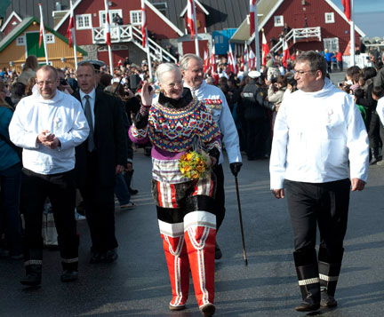 La reine Margrethe, vêtue du traditionnel costume de fête groenlandais, à Nuuk, le 21 juin 2009.(Photo: Reuters)