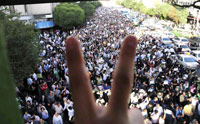 Manifestation des militants de Moussavi sur la place d' Hafteh Tir à Téhéran.(Photo : Reuters)