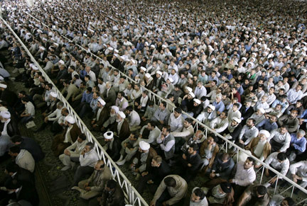 Le prêche de l'ayatollah Khamenei a réuni plusieurs milliers de personnes ce 19 juin 2009.(Photo : Morteza Nikoubazl/Reuters)