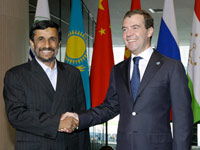 Le président russe Dmitri Medvedev (d) a reçu son homologue iranien Mahmoud Ahmadinejad le 16 juin 2009.(Photo : Vladimir Rodionov/Reuters)