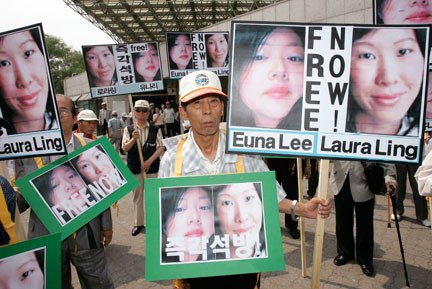 Manifestation de soutien aux deux journalistes Euna Lee et Laura Ling dans les rues de Séoul, le 4 juin 2009.(Photo: Reuters)