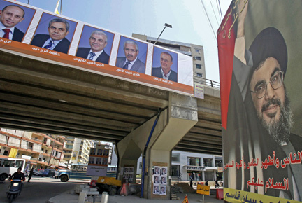 Les candidats de la liste du leader libanais, Michel Aoun (G) et le leader du Hezbollah, Hassan Nasrallah dans une rue de la banlieue de Beyrouth, le 2 juin 2009.(Photo : Reuters)