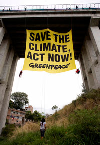 Banderole de Greenpeace accrochée durant une manifestation près du meeting du MEF.(Photo : Reuters/Gustavo Graff)