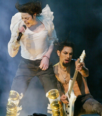  Michael Jackson et le guitariste Dave Navaro, au cours d'un concert pour le Comité national Démocratique (DNC) dénommé « une Nuit à l'Apollo », le 24 avril 2002 à New York.( Photo : A.Timothy/ AFP )