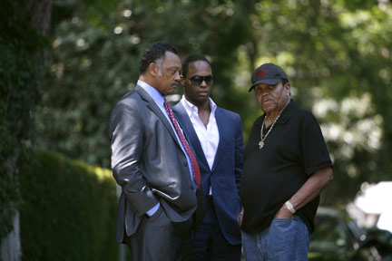 Joe Jackson (d), le père de Michael Jackson, en compagnie ici du révérend Jesse Jackson (g) et son fils Youssef DuBois Jackson (c), estime qu'il y a de nombreuses zones d'ombre sur les circonstances de la mort de son fils.(Photo : Mario Anzuoni/Reuters)