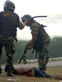 Deux policiers arrêtent un indigène dans la province péruvienne de Bagua le 5 juin 2009.(Photo : Thomas Quirynen/Reuters)
