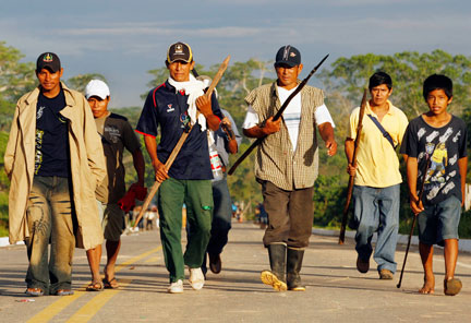 Des Indiens se préparent à faire une barricade à l'entrée de la ville de Yurimaguas dans la région amazonienne au nord du Pérou, le 11 juin 2009.(Photo: Reuters)