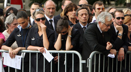 Des employés de la compagnie Air France assistent sur le parvis de Notre-Dame à la cérémonie oecuménique, le 3 juin 2009.(Photo: Reuters)
