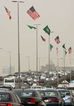 Dans l'attente de l'arrivée de Barack Obama, les drapeaux américains et saoudiens flottent dans les rues de Ryad.(Photo: Reuters)