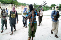 Des combattants islamistes patrouillant dans une rue de Tarbunka, un quartier de Mogadiscio, le 17 juin 2009.(Photo : Mowlid Abdi/Reuters)