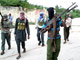 Des combattants islamistes patrouillant dans une rue de Tarbunka, un quartier de Mogadiscio, le 17 juin 2009.(Photo : Mowlid Abdi/Reuters)