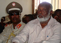 Le ministre somalien de la Sécurité intérienre Omar Hashi Aden (d) en avril 2009.(Photo : Feisal Omar/Reuters)