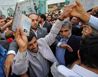 Le candidat Mahmoud Ahmadinejad, entouré de ses supporters, à Téhéran, le 12 juin 2009.(Photo : Reuters)