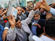 Le candidat Mahmoud Ahmadinejad, entouré de ses supporters, à Téhéran, le 12 juin 2009.(Photo : Reuters)