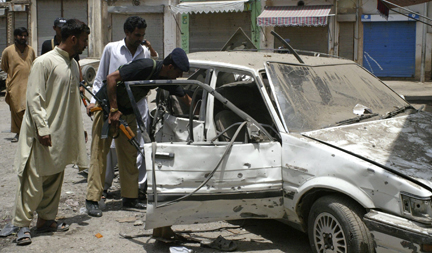 La police pakistanaise sur les lieux de l'attentat, au nord-ouest de Dera Ismail Khan, le 14 juin 2009.(Photo : Reuters)