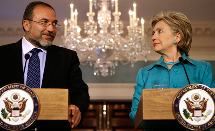 Hillary Clinton&nbsp;(d), secrétaire d'Etat américaine et Avigdor Lieberman&nbsp;(g), ministre des Affaires étrangères israéliennes, lors d’une conférence de presse à Washington, le 17&nbsp;juin 2009.(Photo : Reuters)