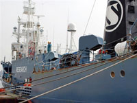 Le baleinier japonais <em>Yushin Maru n°3</em>, dans le port de Shimonoseki, dans l'ouest du pays,&nbsp;en avril 2009.(Photo : AFP)