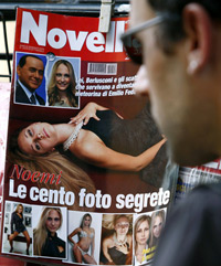 Silvio Berlusconi et la jeune Napolitaine Noemi Letizia, en couverture d'un magazine, à Rome, le 26 mai 2009.(Photo : Reuters)