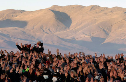 Des Boliviens lèvent leurs mains pour recevoir les premiers rayons du soleil lors du solstice d'hiver, fêtant ainsi une nouvelle année de leur calendrier : l’an 5517, à Tihuanacu, le 21 juin 2009.(Photo : Reuters)
