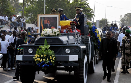 Retour au Gabon du corps de l'ancien président gabonais, Omar Bongo, à Libreville, le 11 juin 2009.(Photo : AFP)
