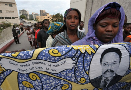 Des Gabonais venus rendre hommage au président défunt Omar Bongo, devant le palais présidentiel à Libreville, le 13 juin.(Photo : AFP)