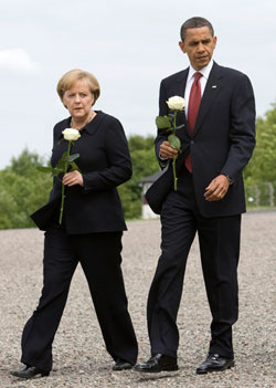 Barack Obama en compagnie d'Angela Merkel lors d'une visite symbolique au camp de concentration de Buchenwald, le 5 juin 2009.
(Photo: Reuters)