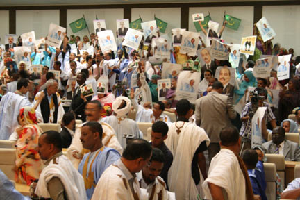 Tout au long de la cérémonie de signature de l'accord, les militants ont scandé le nom de leur leader politique favori. «<em>Vive Aziz</em>» pour les uns, «<em>Vive Daddah</em>» ou «<em>Vive Sidi</em>» pour les autres. Perturbant la lecture des discours des différents membres du groupe de contact sur la Mauritanie.(Photo : Manon Rivière/RFI)