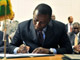 Le ministre sénégalais des Affaires étrangères, Cheikh Tidiane Gadio, signant l'accord de Dakar, à Nouakchott, le 4 juin 2009.(Photo : AFP)
