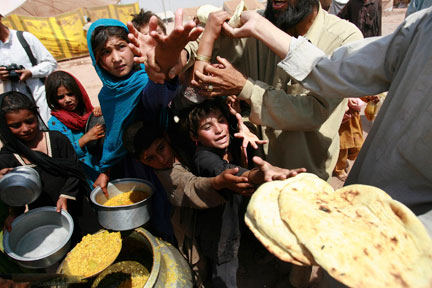 Des personnes déplacées qui ont fui une offensive dans la vallée de Swat, attendent leur ration de nourriture au camp du CICR Jalozai, au nord-ouest d'Islamabad, le 31 mai 2009.(Photo : Reuters)