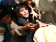 Des personnes déplacées qui ont fui une offensive dans la vallée de Swat, attendent leur ration de nourriture au camp du CICR Jalozai, au nord-ouest d'Islamabad, le 31 mai 2009.(Photo : Reuters)
