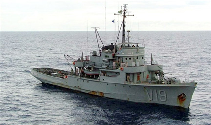 <em>Le Caboclo,</em> un navire de&nbsp;l'armée brésilienne impliqué dans la mission de recherches du vol Air France 447, a repêché deux corps&nbsp;à environ 400 km des îles Fernando de Noronha, le 6 juin 2009.(Photo : AFP)