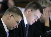 Le Premier ministre letton Valdis Dombrovskis (g) et le ministre letton des Finances Einars Repse (c) lors de la session extraordinaire du Parlement à Riga, le 16 juin 2009.(Photo : Reuters)