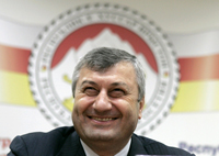 Le président de l’Ossétie du Sud, Edouard Kokoïty, lors d’une conférence de presse dans la capitale skhinvali, le 1 juin 2009.(Photo : Reuters)