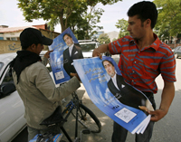 16&nbsp;juin 2009 à Kaboul, premier jour de la campagne à l'élection présidentielle du 20&nbsp;août, un Afghan distribue des affiches du docteur Abdullah.(Photo : Reuters)