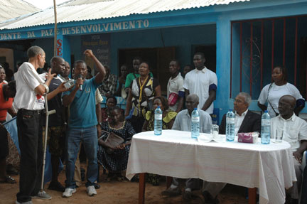 Le candidat indépendant Enrique Rosa (en costume noir, à la table) a démarré sa campagne jeudi 10 juin, mais sa caravane a circulé en silence dans les rues de Bissau, par respect pour les homme politiques assassinés il y a une semaine. (Photo : L. Correau/RFI)