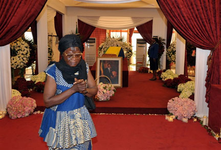 Les Gabonais ont rendu hommage à leur président Omar Bongo dont le cercueil est exposé au palais présidentiel de Libreville.(Photo: AFP)