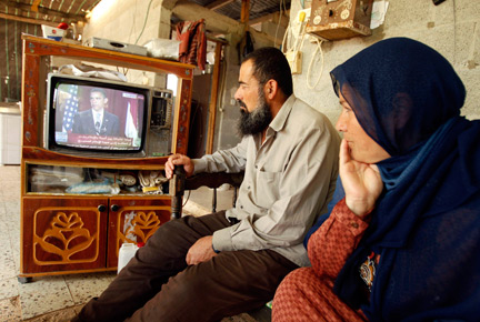A Khan Younès, une famille palestinienne regarde la retransmission du discours du président Barack Obama au Caire, le 4 juin 2009. (Photo : Reuters)