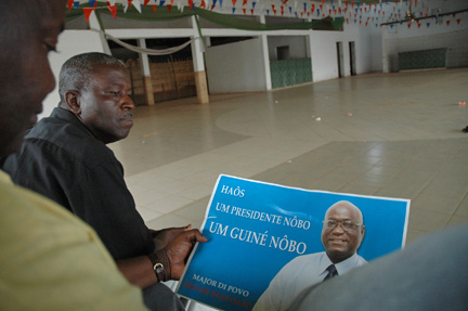Lamine Djatta, le directeur de campagne de Baciro Dabo, regarde une affiche du candidat défunt dans les locaux déserts de son état-major. (Photo : L. Correau / RFI)