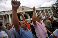 Des militants qui soutiennent le projet de réforme constitutionnel de Manuel Zelaya à l'intérieur du palais présidentiel à Tegucigalpa, le 25 juin 2009.(Photo : Reuters)