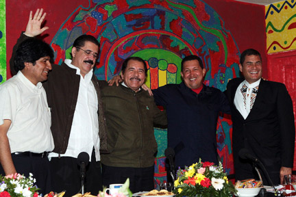 De gauche à droite, les présidents appartenant à l'ALBA : le Bolivien Evo Morales, le Hondurien Manuel Zelaya, le Nicaraguayen Daniel Ortega, le Vénézuélien Hugo Chavez et l'Equatorien Rafael Correa, réunis au Nicaragua, le 29 juin 2009.(Photo : Reuters)