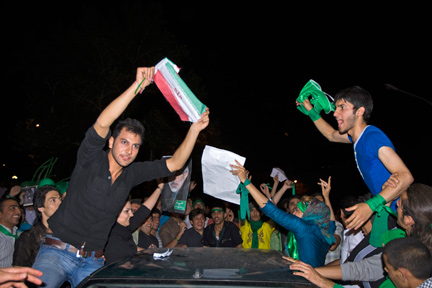 Des manisfestants pro-Ahmadinejad ( à gauche ) font face des partisans de Mir Hossein Moussavi à Téhéran, le 10 juin 2009.( Photo : Reuters )