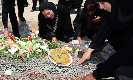 En Iran, parents et amis enterrent une victime des violences du lundi 15, Téhéran le 17&nbsp;juin 2009.(Photo : Reuters)