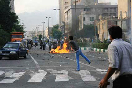 Affrontements entre policiers et partisans de Mir Hossein Moussavi, dans les rues de Téhéran, le 20 juin 2009.(Photo : Reuters)