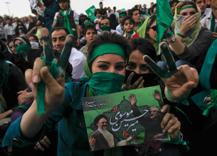 Des partisans de l'ancien Premier ministre Mir Hossein Moussavi, le 10 juin 2009 à Téhéran.  (Photo : Reuters)