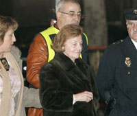 L'ancienne présidente argentine Isabel Peron (c), accusée d' abus des droits de l'homme lors de son mandat, sort de l'<em>Audencia Nacional </em>à Madrid, le 12 janvier 2007.(Photo : AFP)