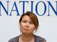 Jamilya Djakichev, la femme de Moukhtar Djakichev, lors d'une conférence de presse à Almaty, le 1er juin. Les familles des personnes arrêtées dans le cadre de cette affaire accusent les autorités de retenir leurs proches dans des lieux tenus secrets.
