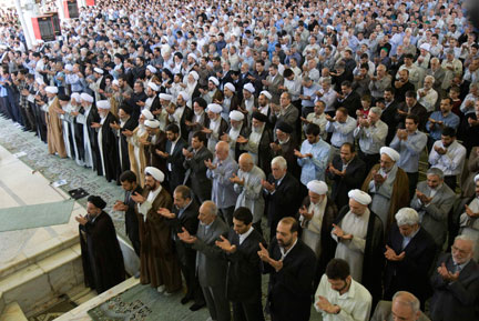 Lors de la prière du vendredi (26 juin 2009), l'ayatollah Ahmad Khatami a traité ceux qui contestent les résultats de la présidentielle, « d'ennemis de dieu ».   (Photo : Reuters)