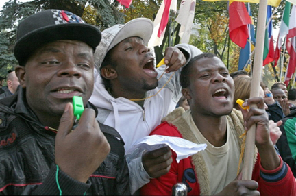 Des Africains lors d'une manifestation antiraciste devant le Parlement ukrainien à Kiev, le 3 octobre 2008.(Photo : AFP)