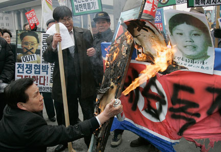 19 février 2009: un manifestant sud-coréen brule la photo de celui que les médias locaux indentifient comme étant Kim Jong-un, le troisième fils du guide nord-coréen, Kim Jong-il.(Photo : Reuters)